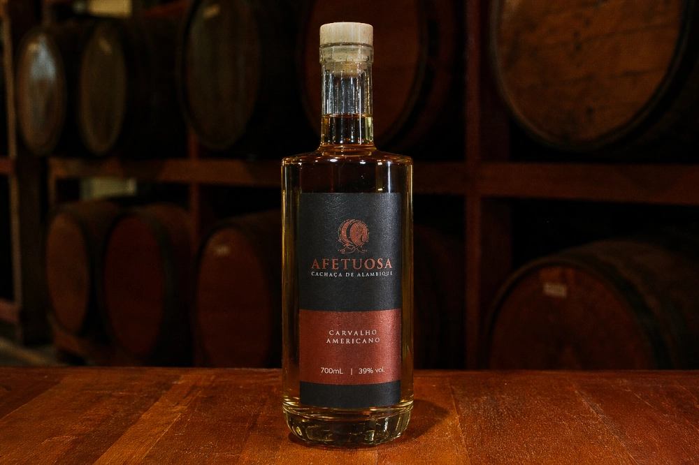Garrafa da Cachaça Afetuosa em destaque