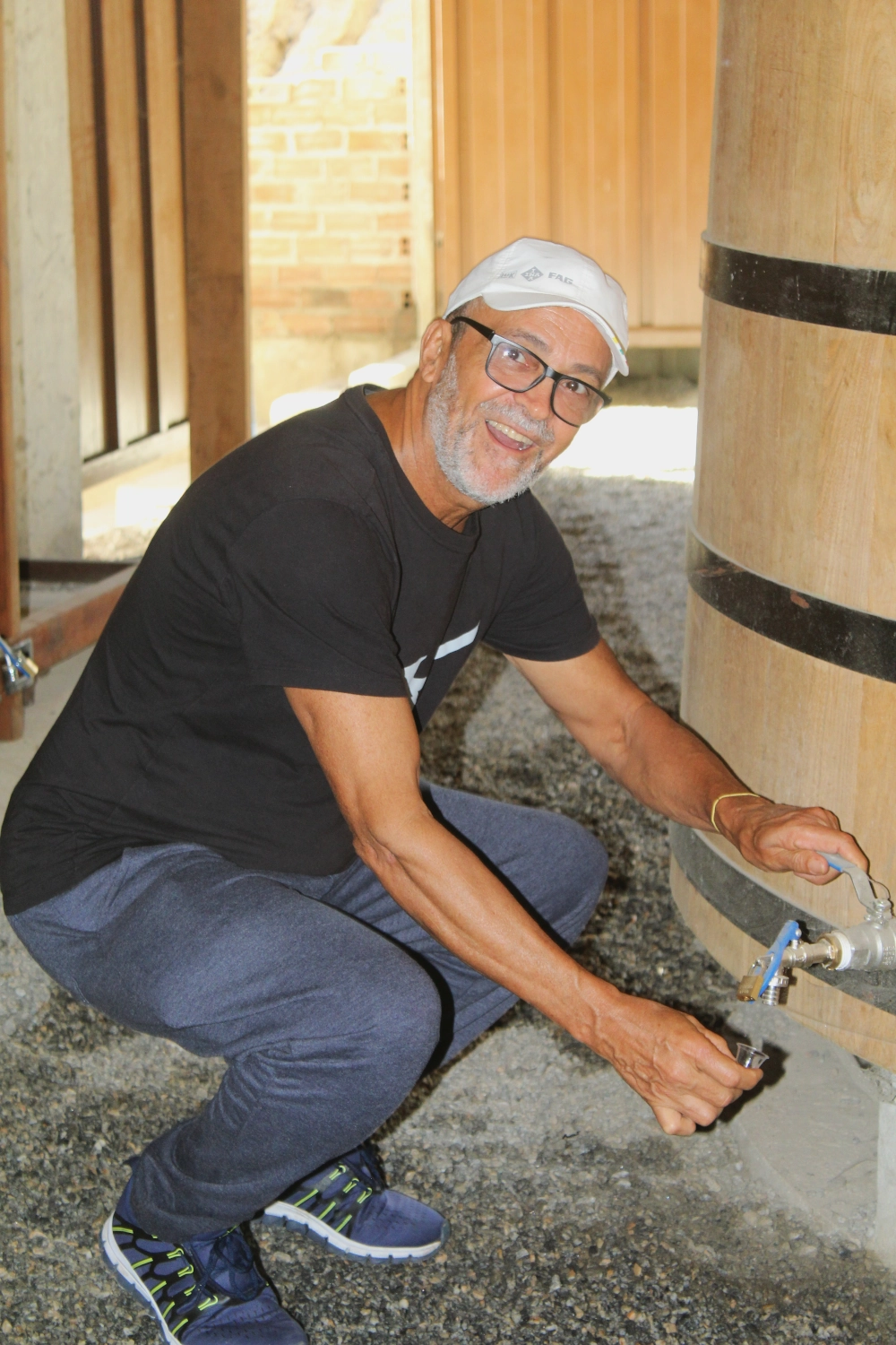 Pessoa degustando a Cachaça Afetuosa direto da fonte